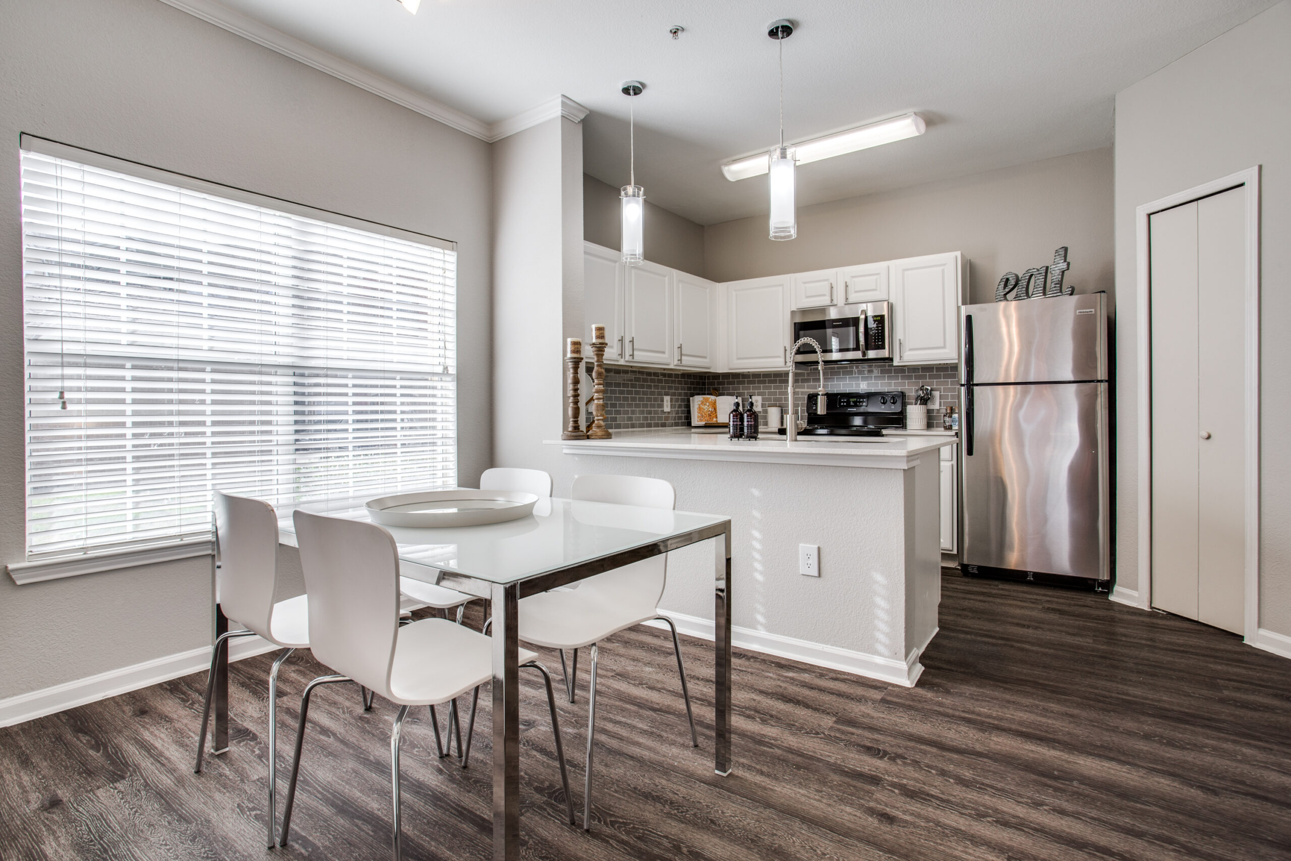 upgraded tile backsplash in kitchen that opens to dining room